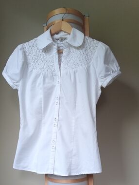P17.5" L25" RW&CO. White Short-Sleeve Button-Front Shirt with Smocked Yoke